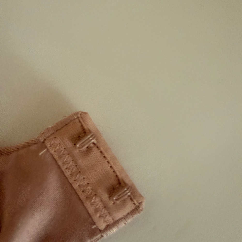 New with TAGS! Victoria's Secret Rosy Blush Shimmery T-Shirt Bra (New) - Picture 7 of 11
